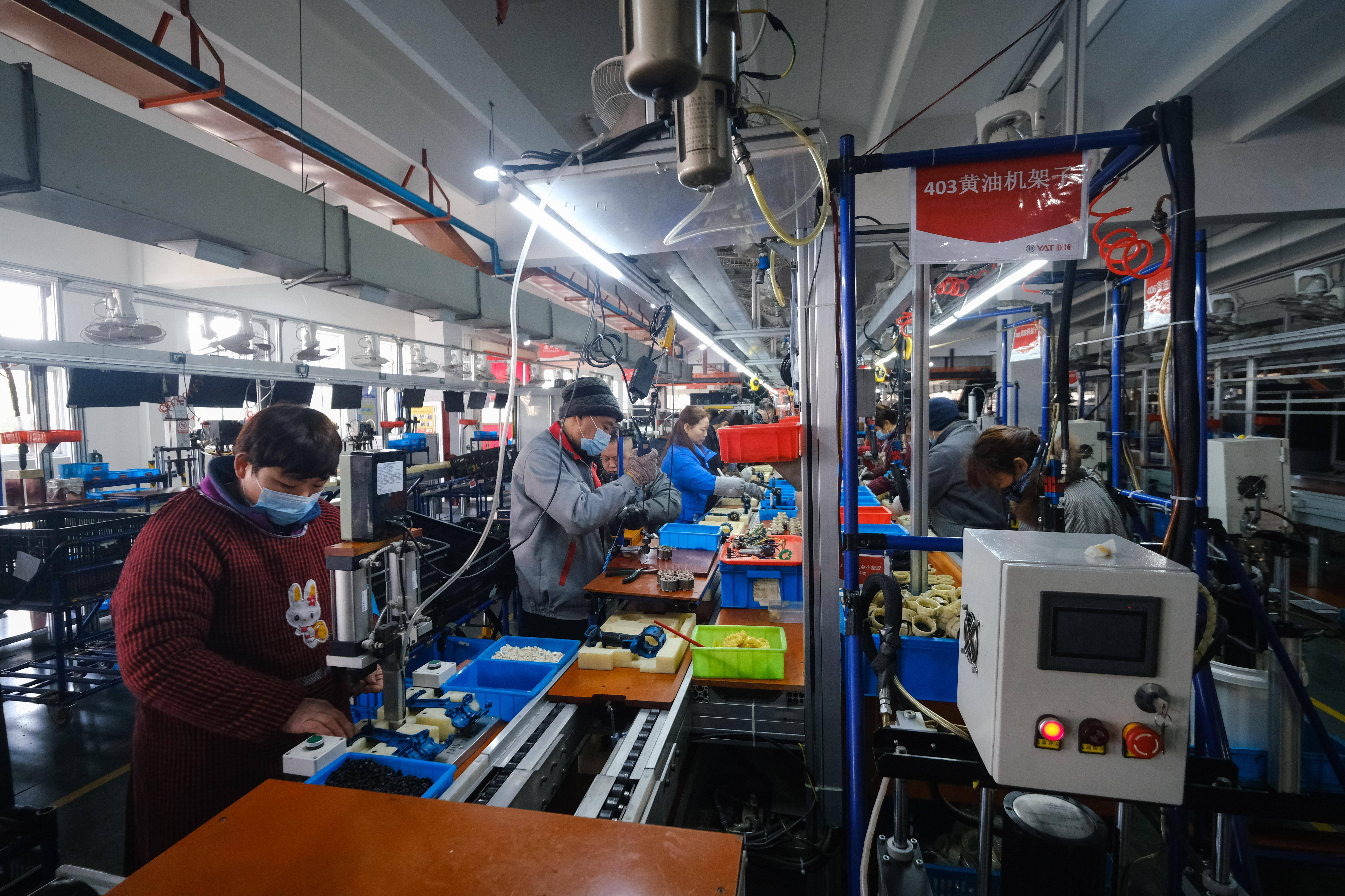 1月26日,在位于嘉兴市南湖区余新镇的浙江亚特电器股份有限公司车间内