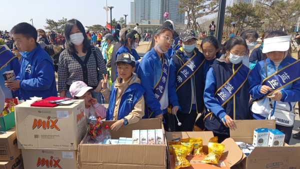 爱心义卖筑梦“星星的孩子”！2023世界孤独症关注日蓝色关爱助残系列活动在青岛启动