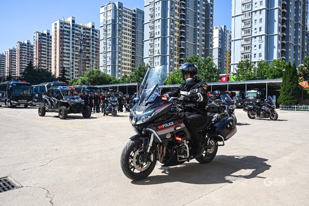 青岛特警铁骑队出征,市民"追星"追到五四广场-齐鲁晚报网