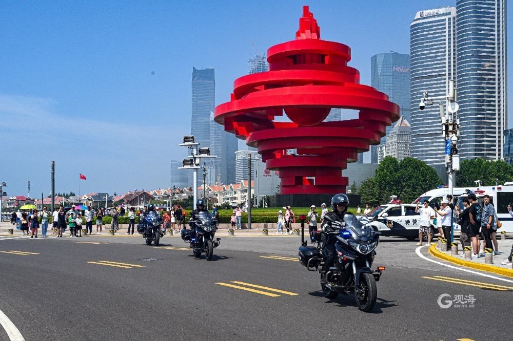 青岛特警铁骑队出征,市民"追星"追到五四广场-齐鲁晚报网