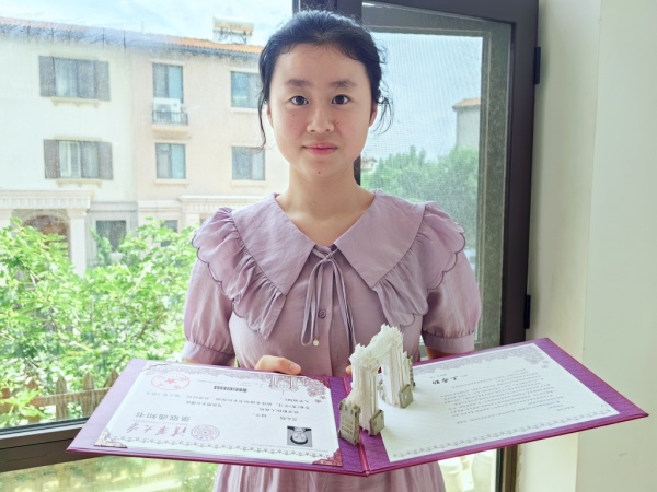 3D校门，跃然纸上！首批录取通知书抵青，二中学子兰心怡如愿收到清华“大礼”