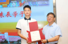 “敬礼娃娃”，收到了北大录取通知书