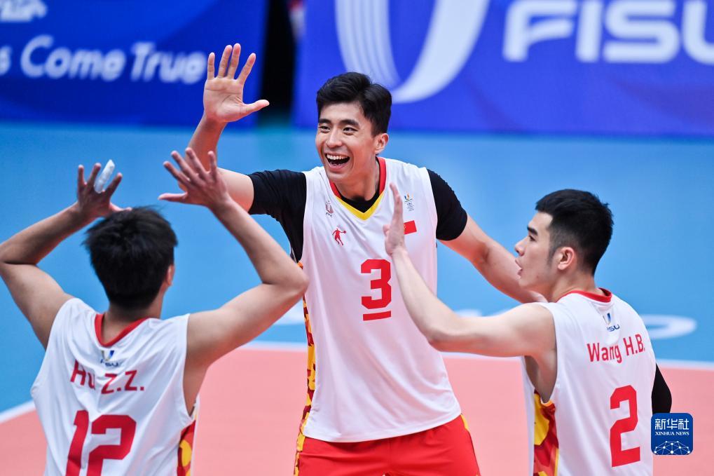 在成都举行的第31届世界大学生夏季运动会排球男子八强赛中,中国队以3