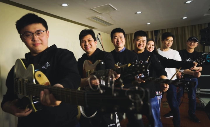 上得了手术台玩得转乐队,湖州外科医生彭福生有两把"手术刀"-齐鲁晚报