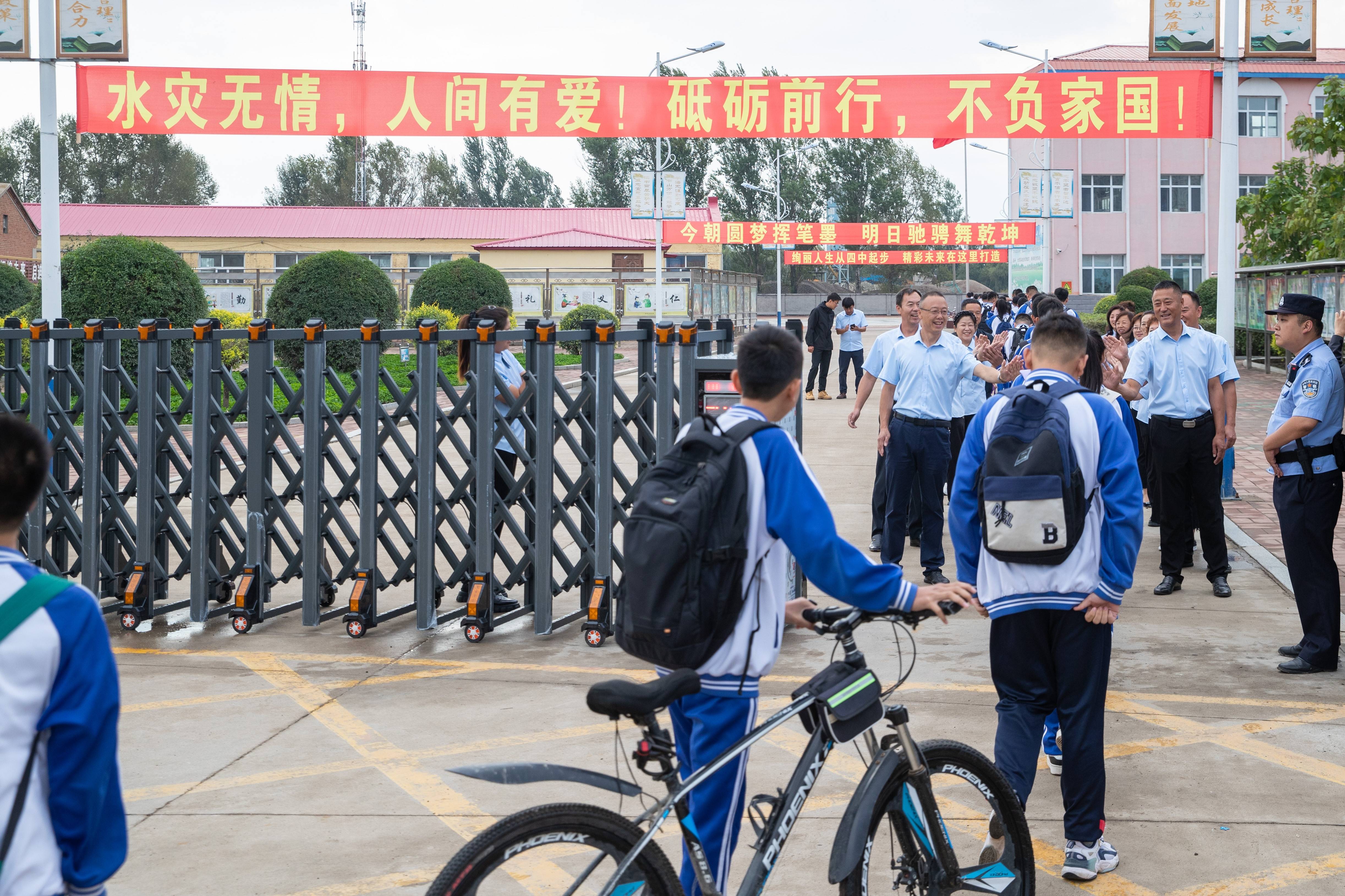 9月1日,在哈尔滨市延寿县第四中学,学生有序进入校园.