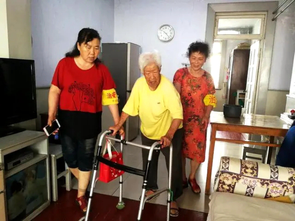 山东好人  “楼长”夫妻10年接力，照顾独居耄耋老人传温情