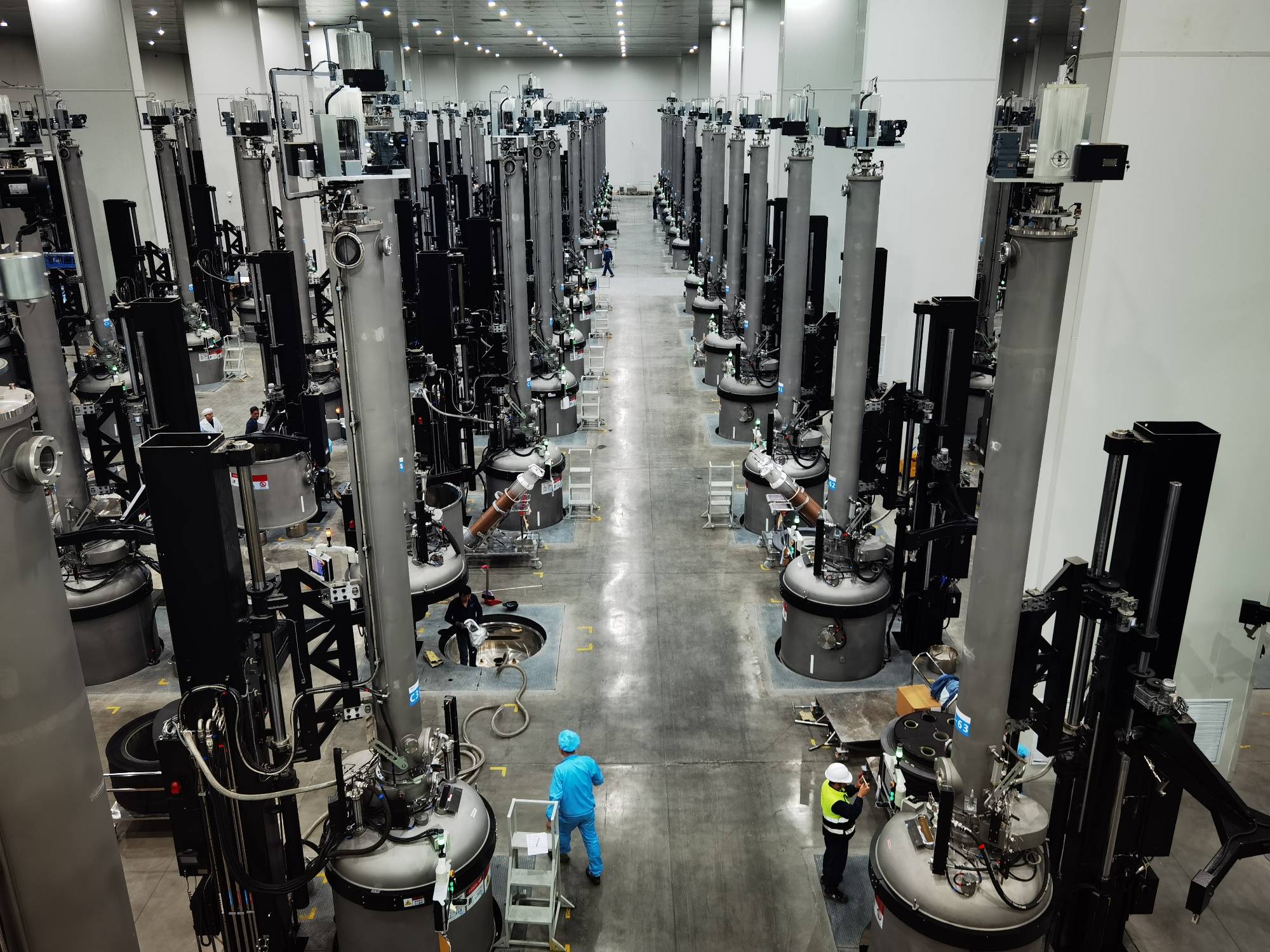 采访团走进天合光能(青海)光伏材料有限公司直拉单晶生产车间,技术