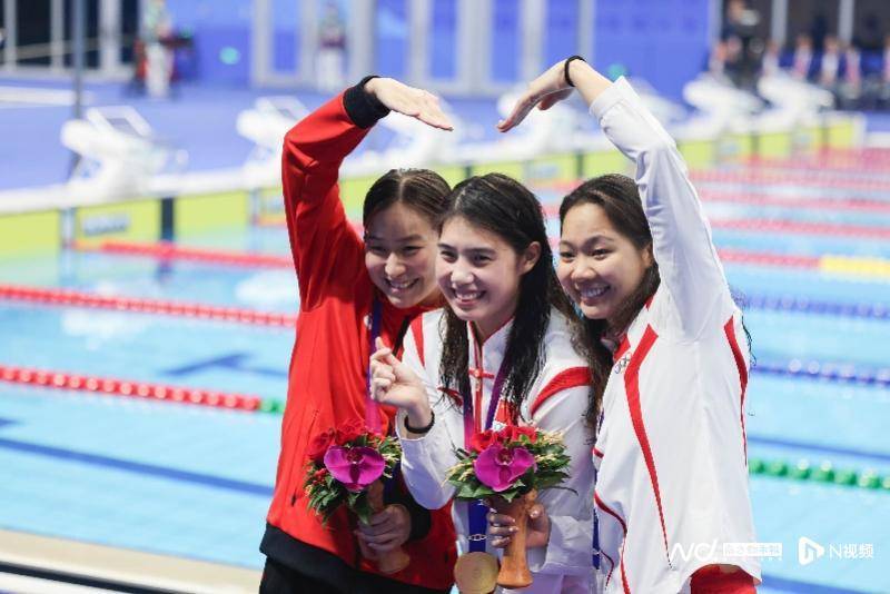 多图直击:游泳首日中国队包揽七金,一大波花式领奖图来袭-齐鲁晚报网