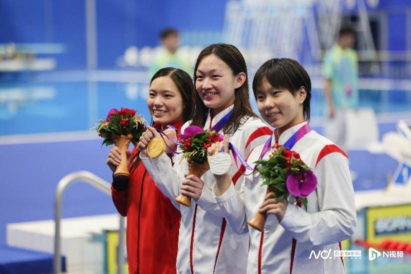 多图直击:游泳首日中国队包揽七金,一大波花式领奖图来袭-齐鲁晚报网