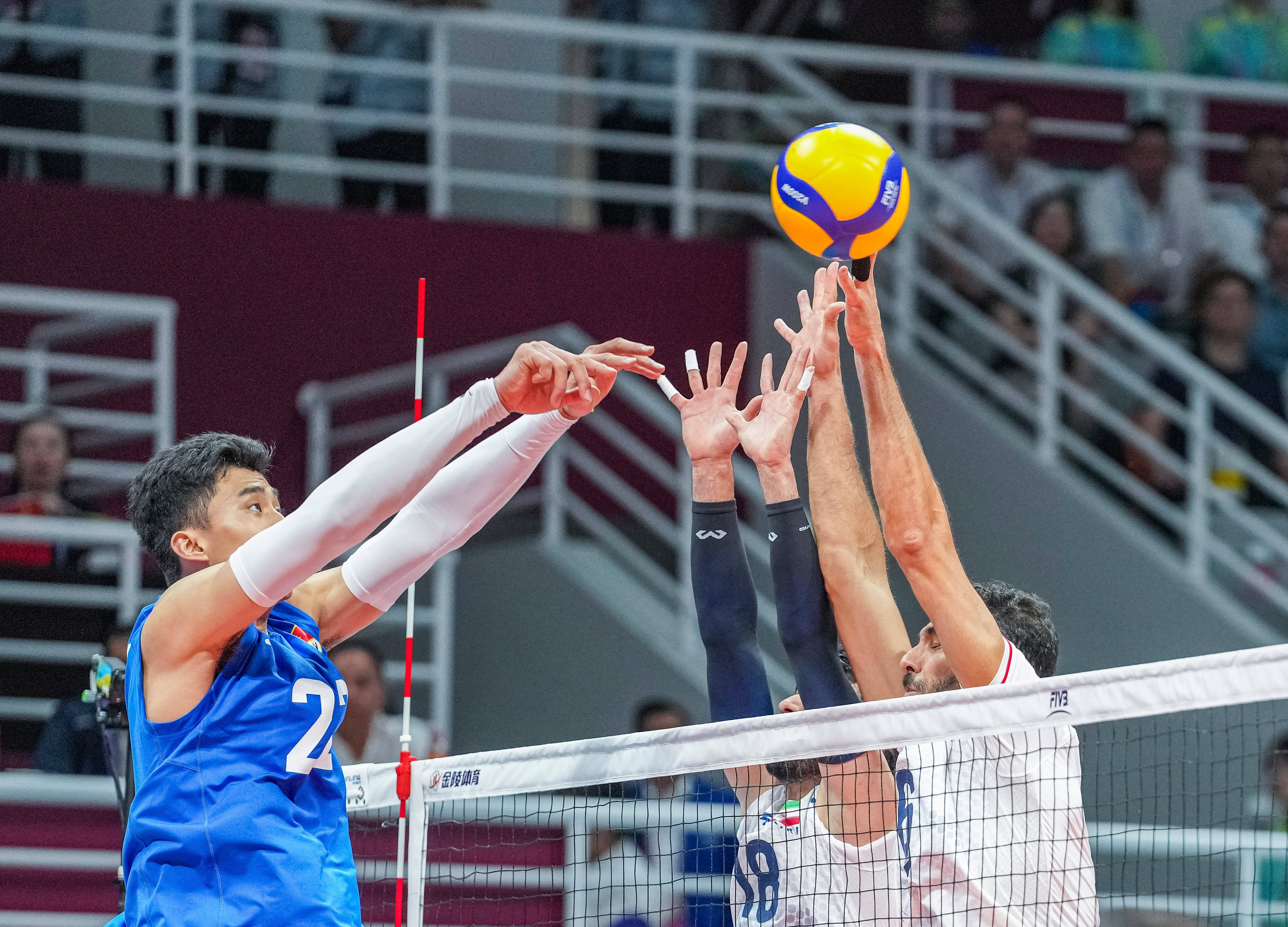 杭州亚运会 亚运男排决赛中国队不敌伊朗队无缘金牌