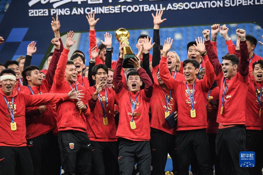 中超:上海海港队获颁冠军奖杯-齐鲁晚报网