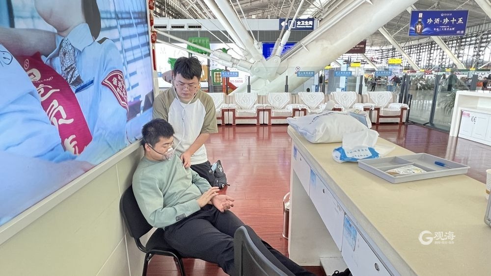 发车前几分钟，他跑回候车室救人！人民日报等媒体点赞青岛医生李春林