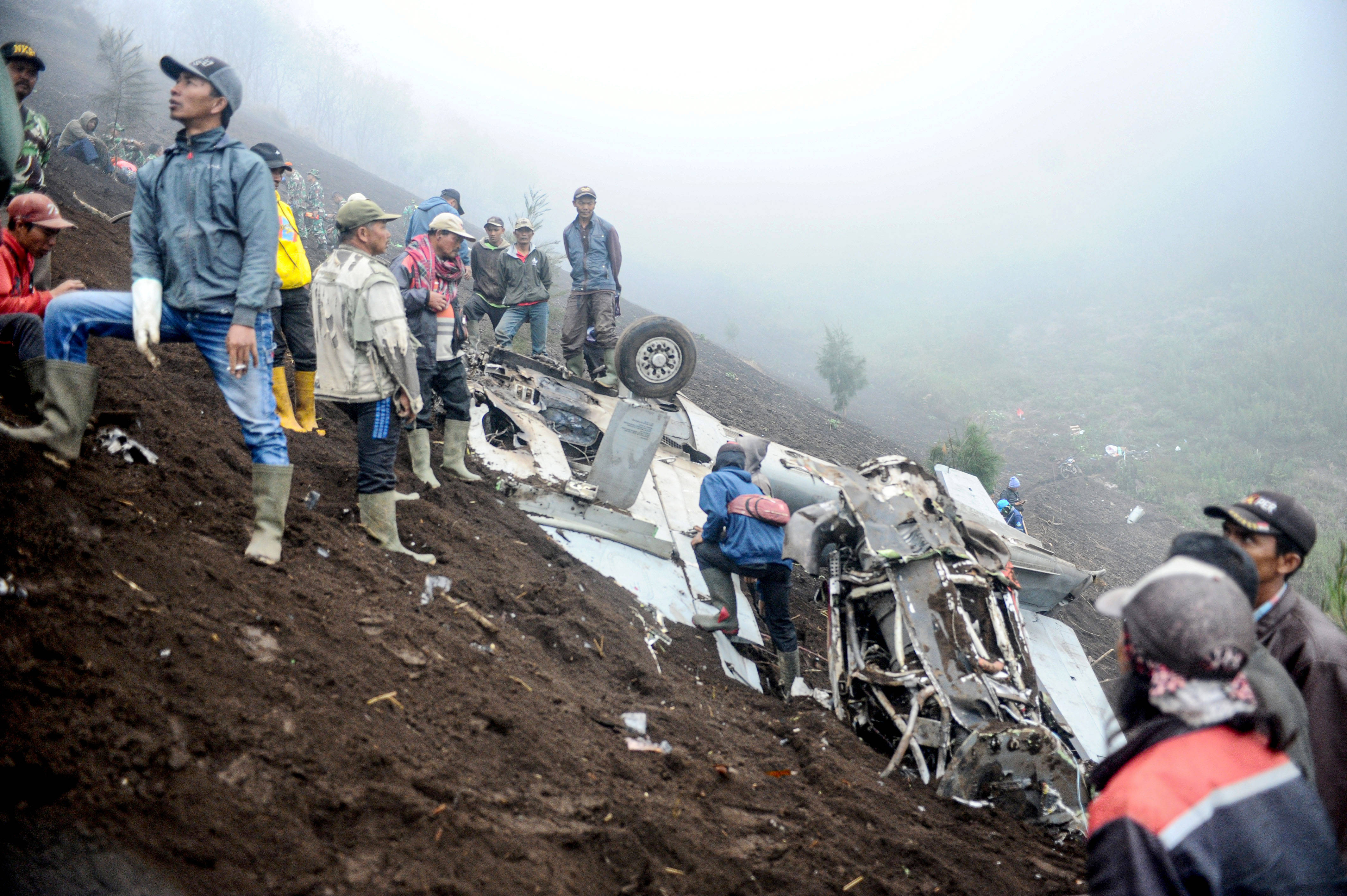 早安·世界印尼空军两架飞机坠毁,机上4人全部遇难