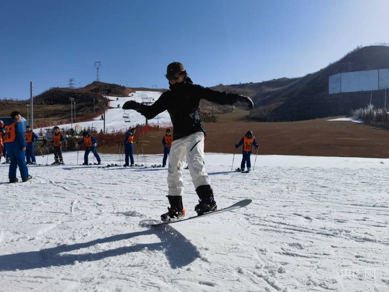 兰州龙山国际滑雪场开板迎客 冰雪冷资源持续升温