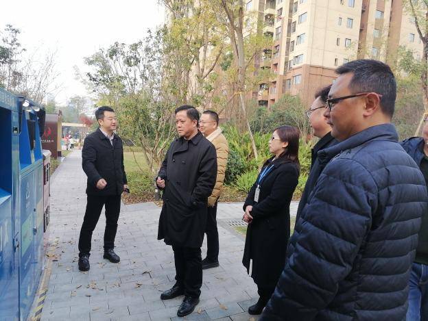 九龙坡区城市管理局党委书记局长李葭萌调研二郎街道望山国际小区垃圾