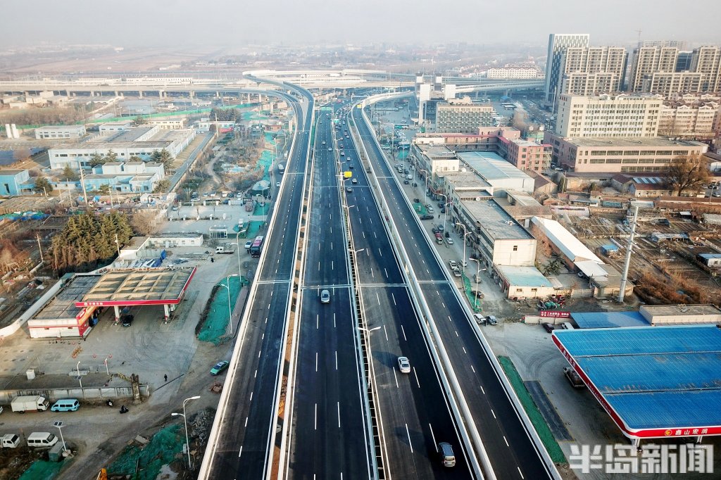 重庆高架路通车首日北段车流平稳畅通