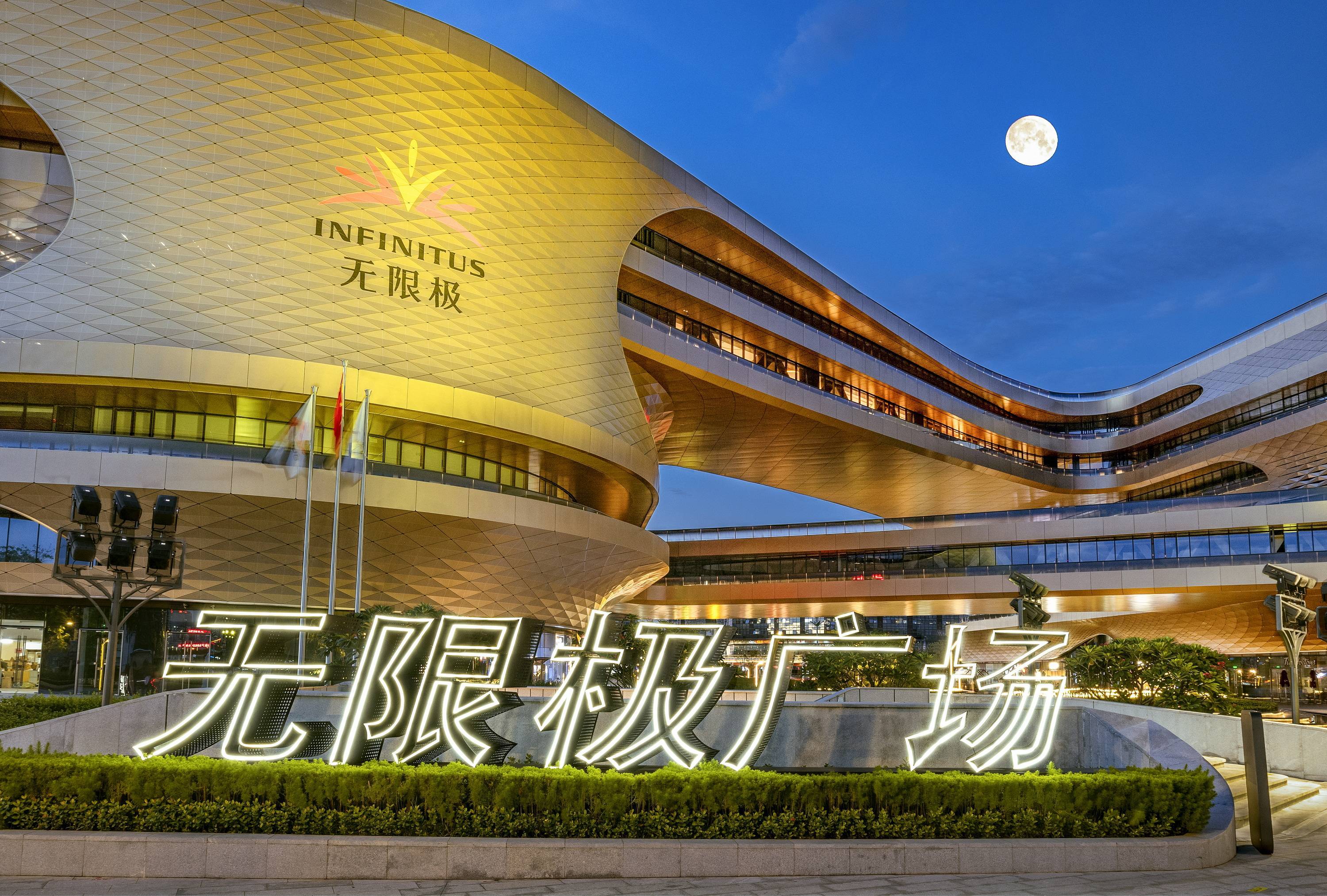 以参与此次"新时代白云十景"评选活动为例,在拍摄无限极广场时,为了不