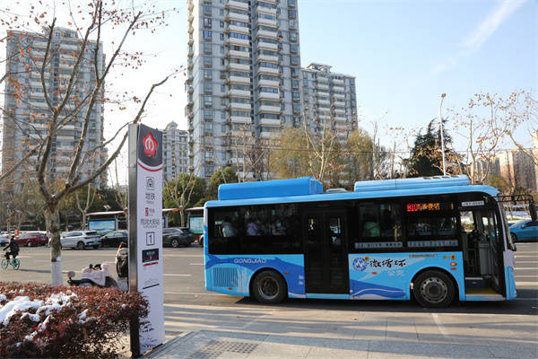 一輛小藍鯨公交車織密背街小巷交通網