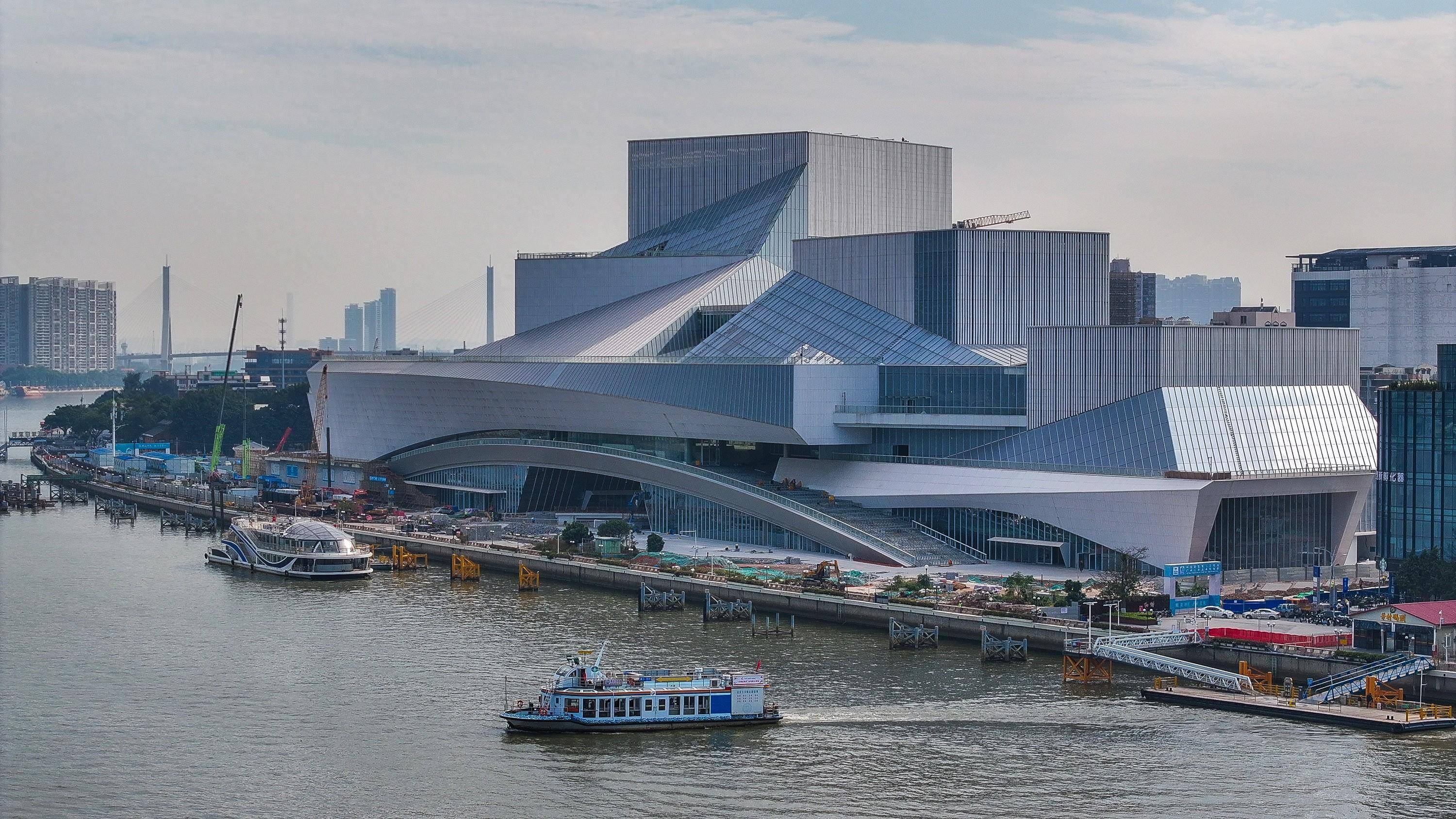 由中建三局承建的白鹅潭大湾区艺术中心位于广州珠江白鹅潭,该项目集