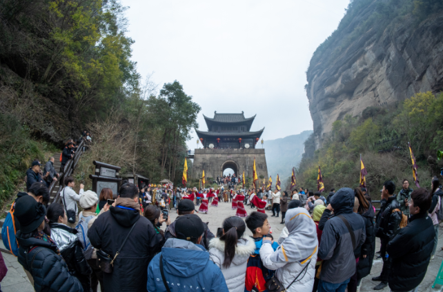 准备了各种优惠和贴心设施服务，吸引不少自驾游客，沿途车辆络绎不绝。剑门关举行热闹体验活动 剑阁县文化