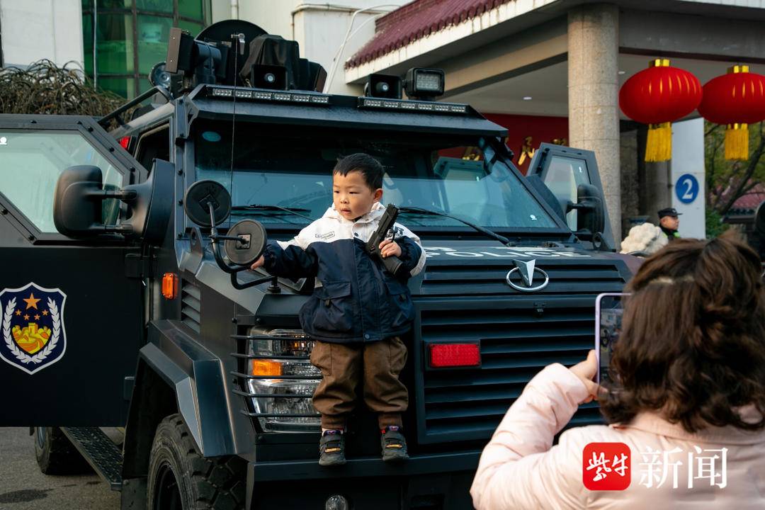 在警用裝備展示區,特警防暴盾,複合型警棍,手槍,摩托車,鐵騎,裝甲車