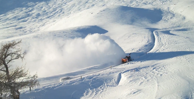 新疆喀纳斯突发雪崩:上千名游客滞留,警车开路护送撤离