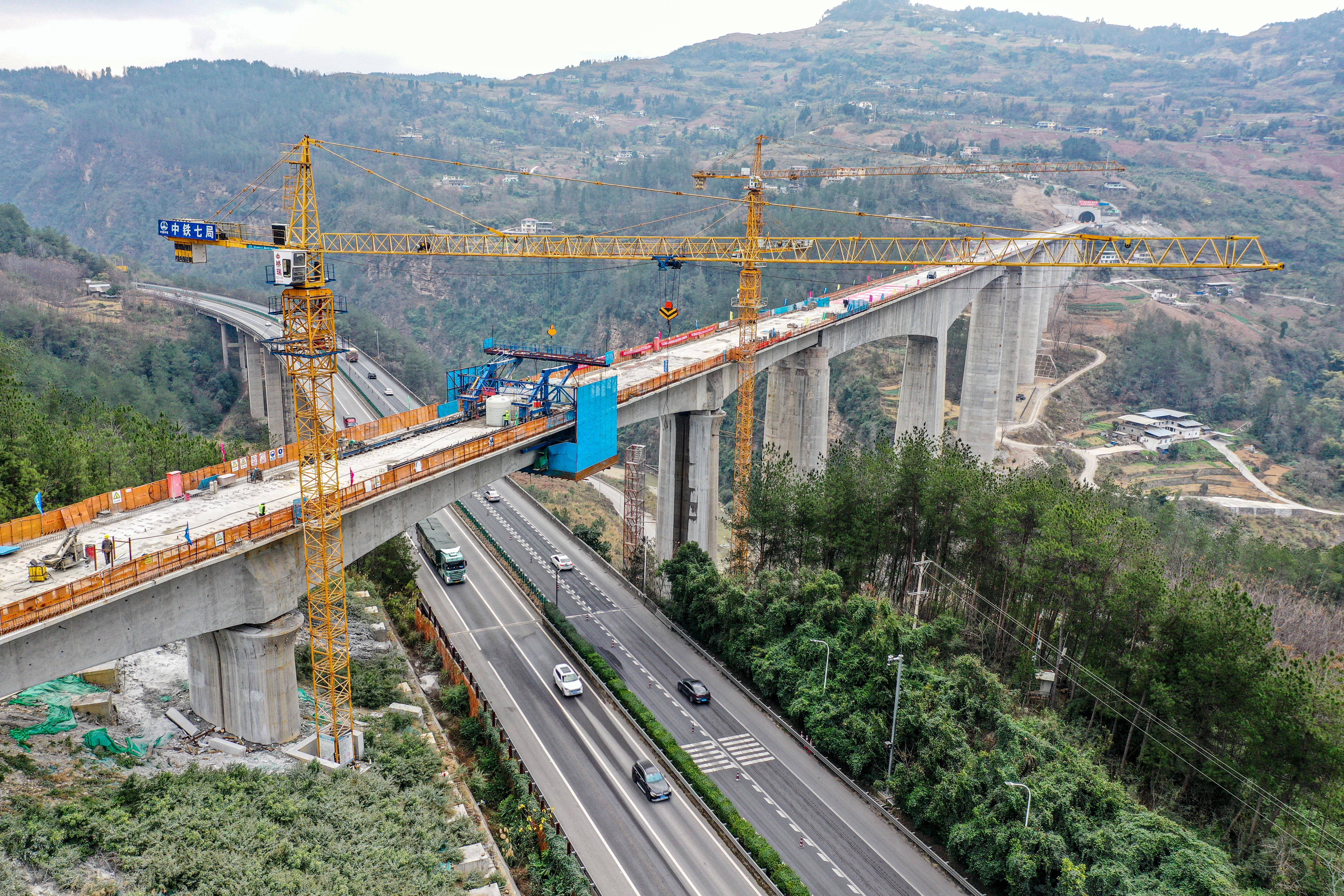 渝湘高铁重庆至黔江段石梁河双线特大桥全桥顺利贯通