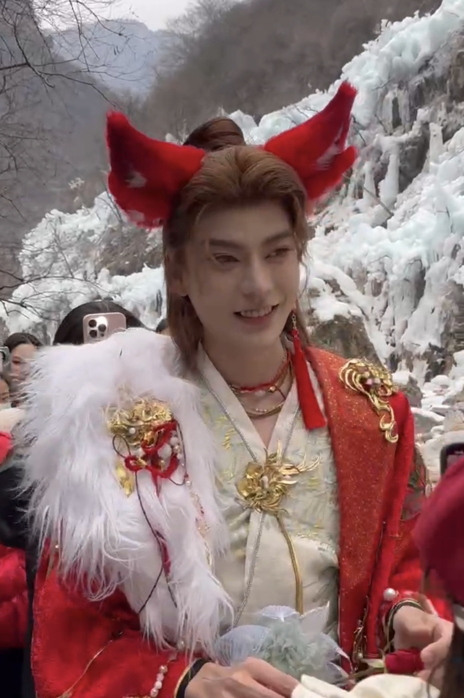 "男妲己"扮演者回应"不当互动":吻的自己拇指丨大象深度-齐鲁晚报网