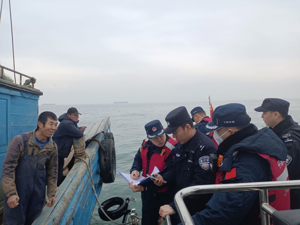 青岛市公安局海岸警察支队栈桥湾派出所会同海警开展涉海联合打私巡查
