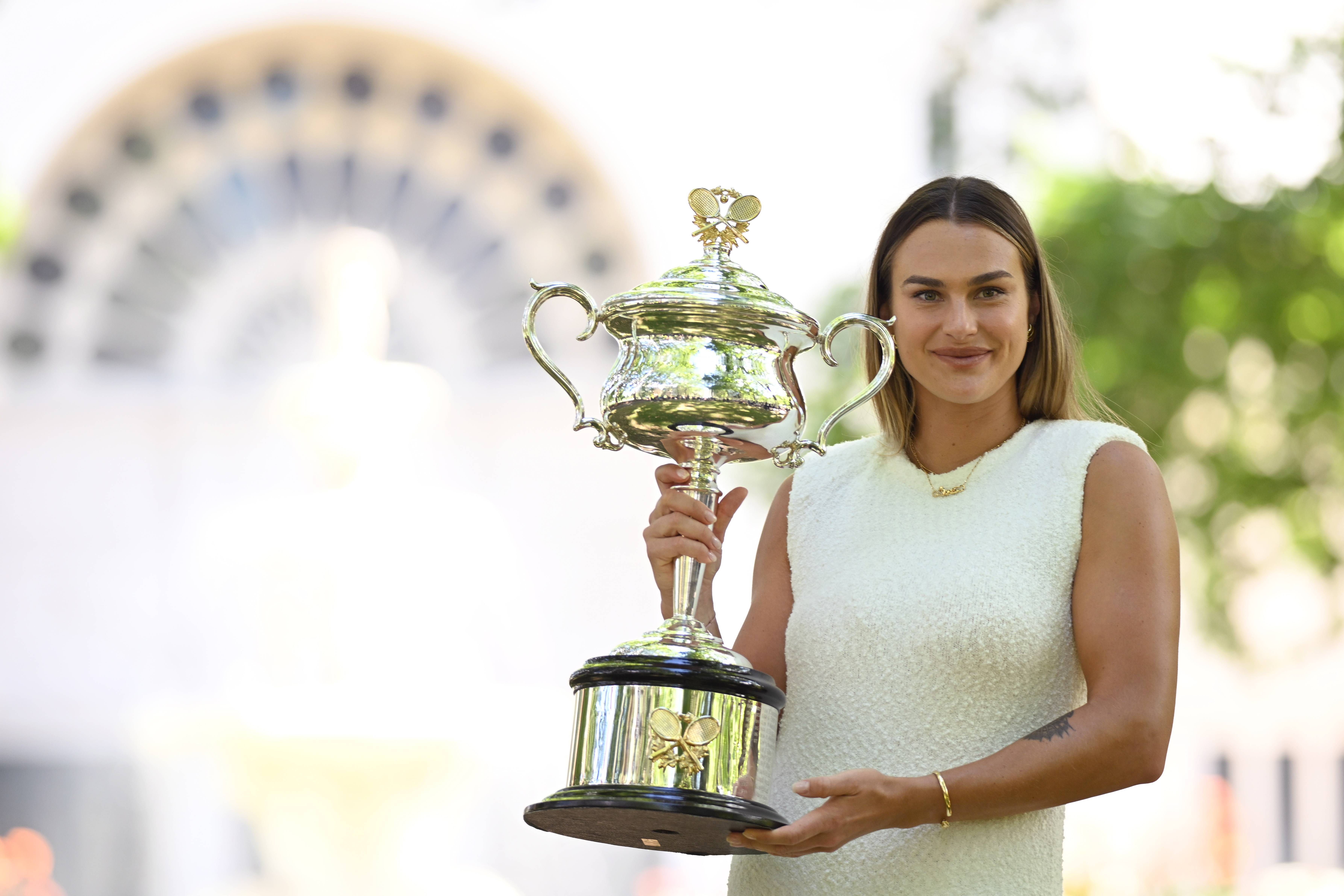 网球——澳网:萨巴伦卡展示女单冠军奖杯