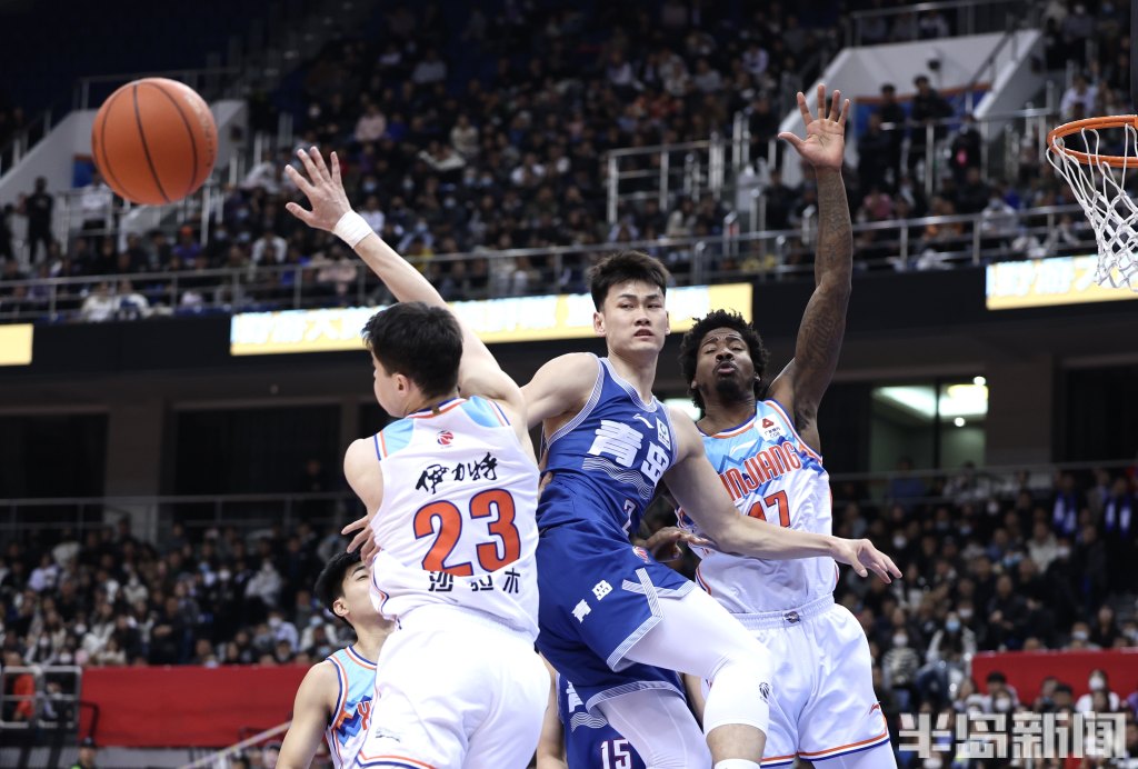 青岛男篮大比分负于领头羊新疆队,主场八连胜纪录被终结-齐鲁晚报网
