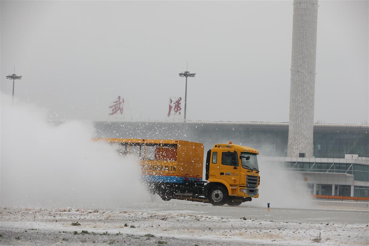 11台除冰车213吨除冰液武汉天河机场全力应对冰雪天气