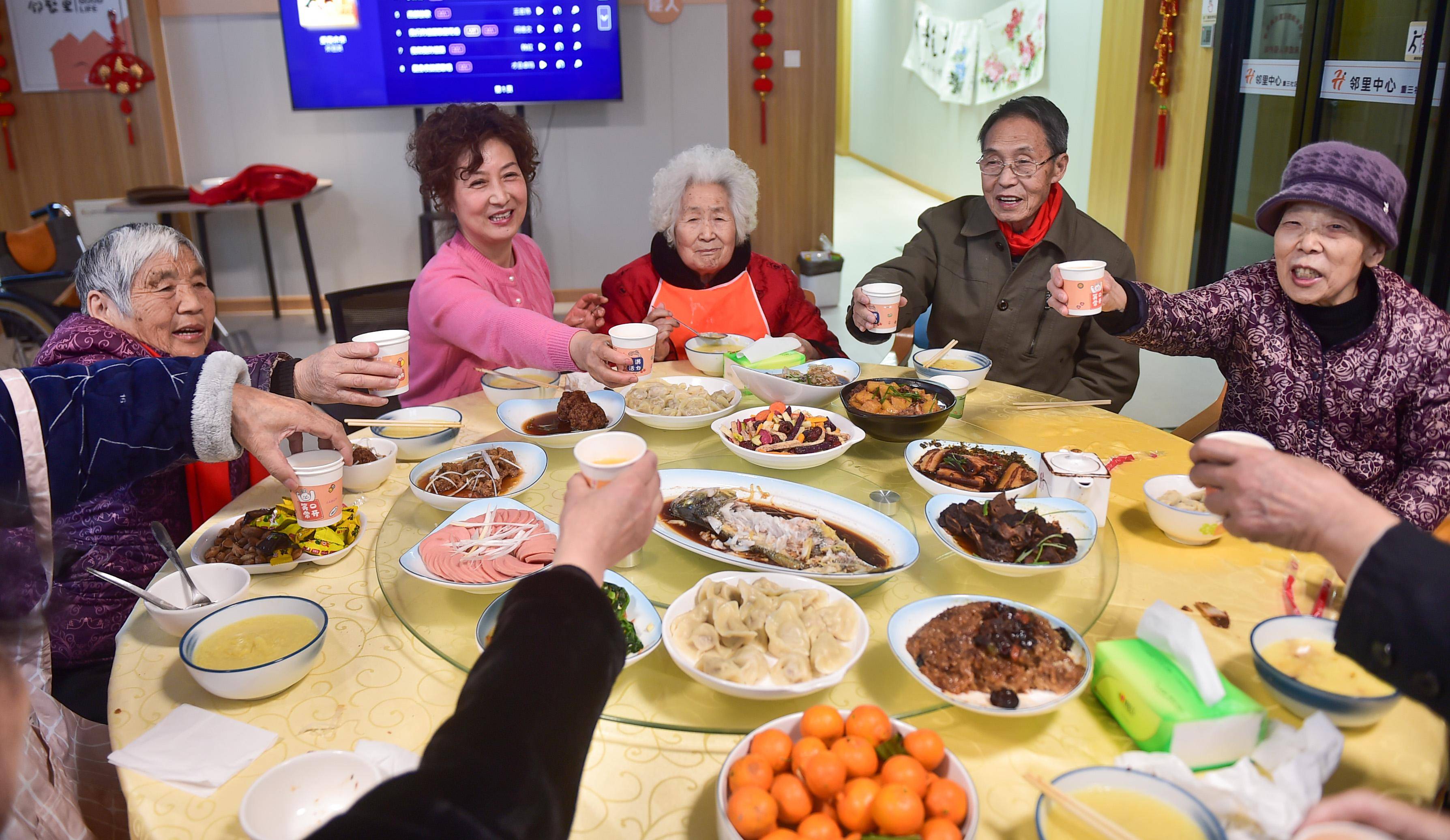 新华社发(李恒摄)除夕辞旧岁,人们吃起团圆饭,餐桌上是节日的味道更 