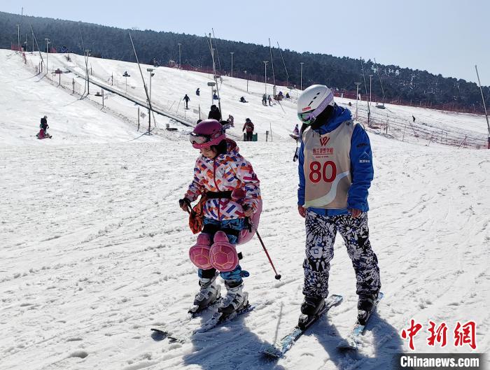 新春走基层河南郑州冰雪运动热力足