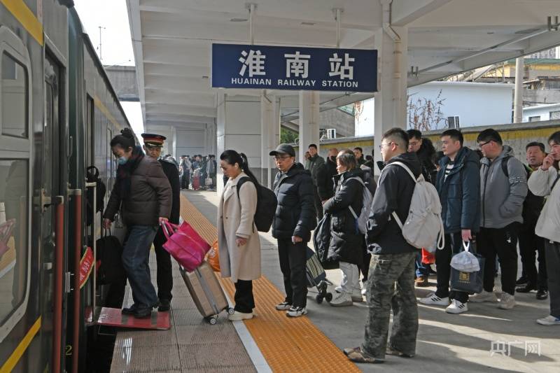 安徽淮南铁路迎来春运返程高峰