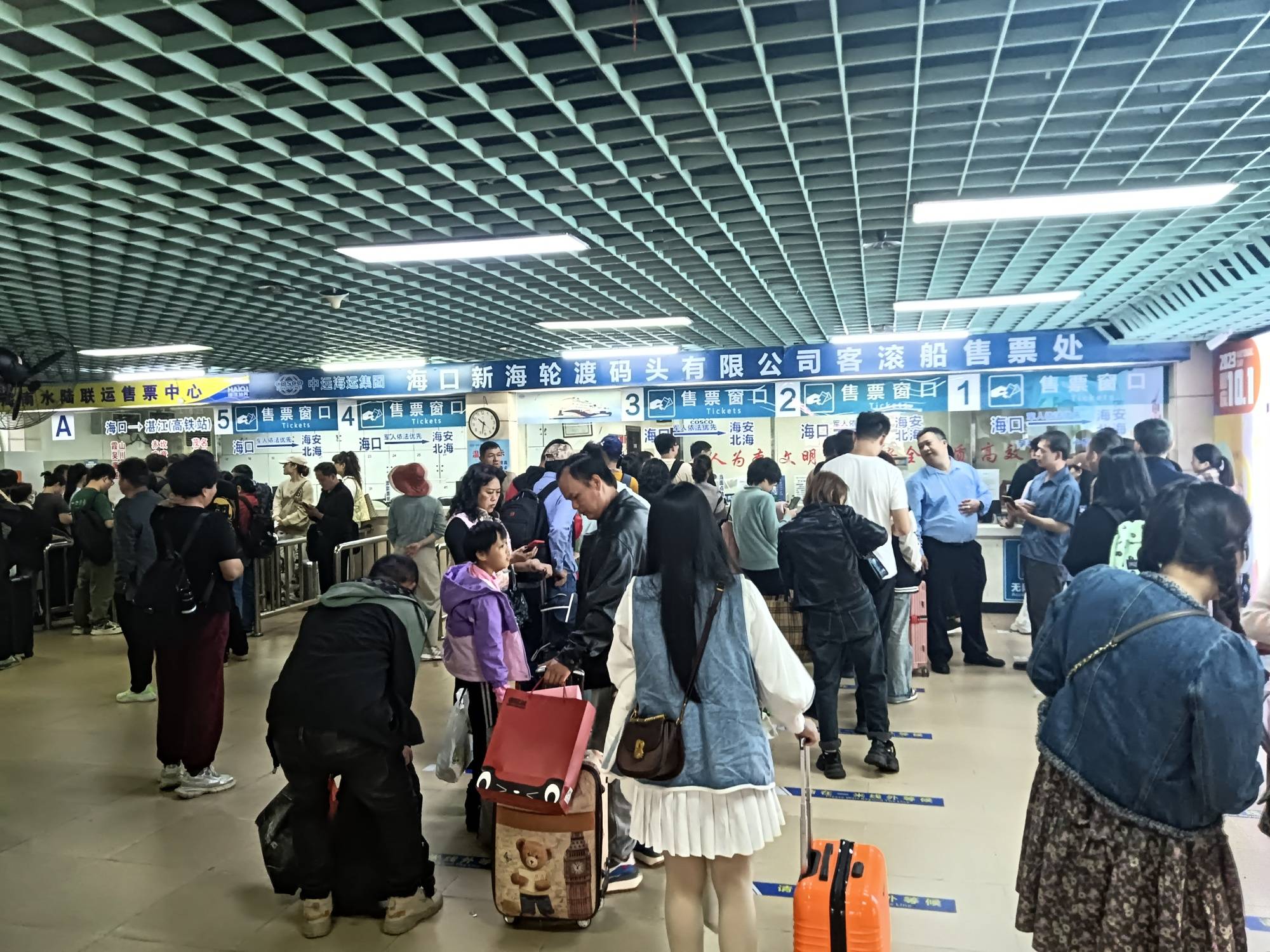 组图海口秀英港迎来返程高峰