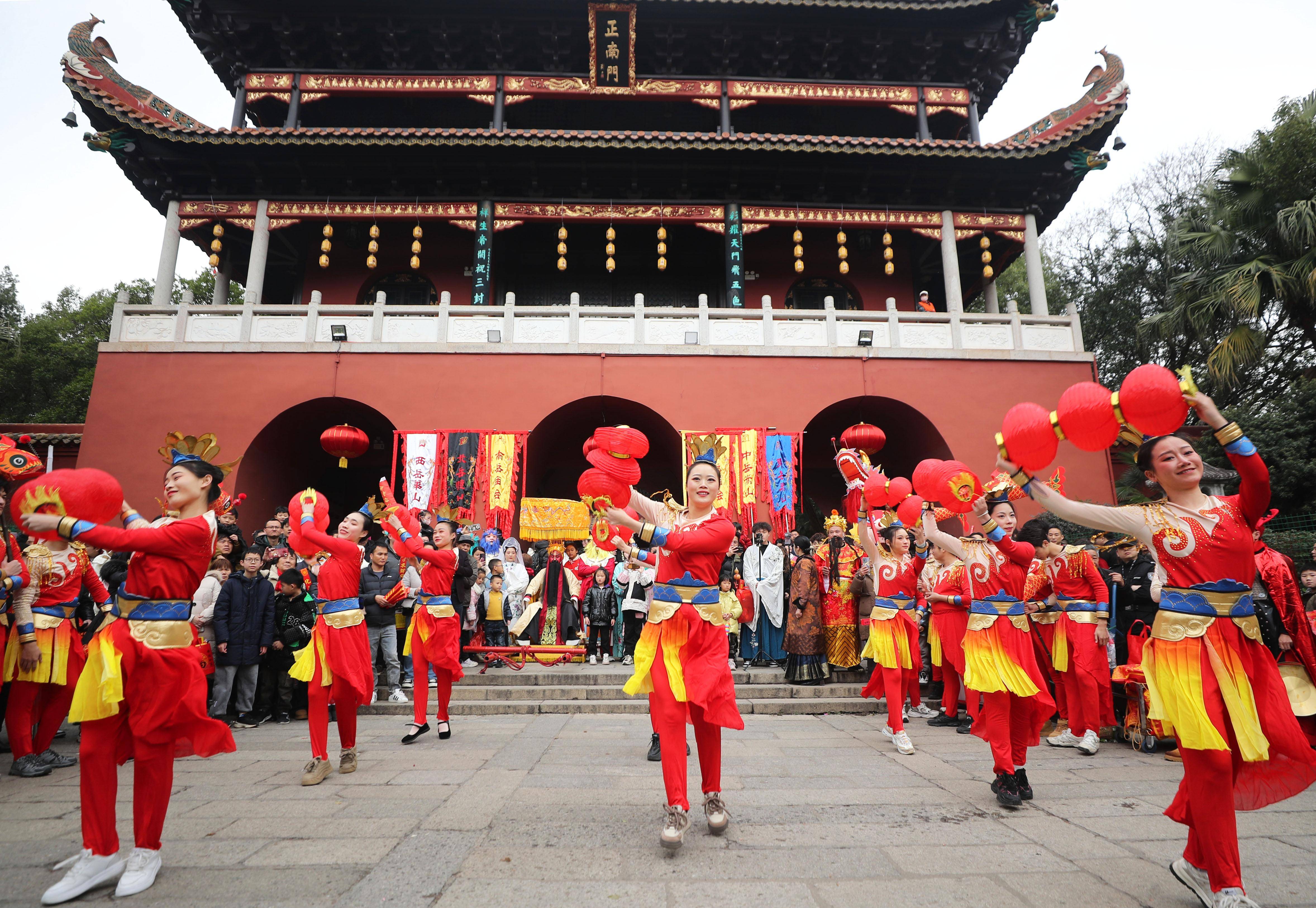 摄)2月15日,在甘肃省陇南市武都区汉王镇宗家堡村,村民进行传统社火