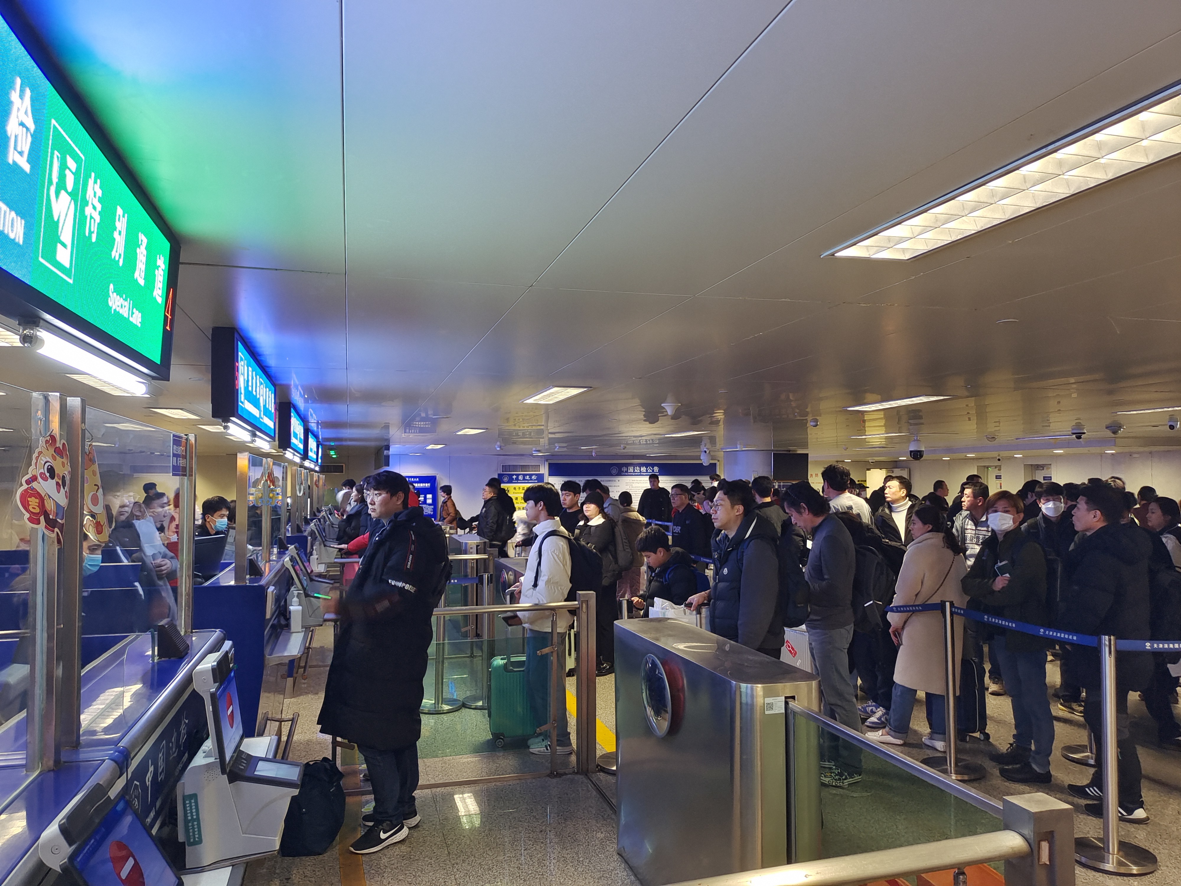 在当日晨间旅客出入境高峰时段,机场边检站在办理由新加坡飞抵天津的