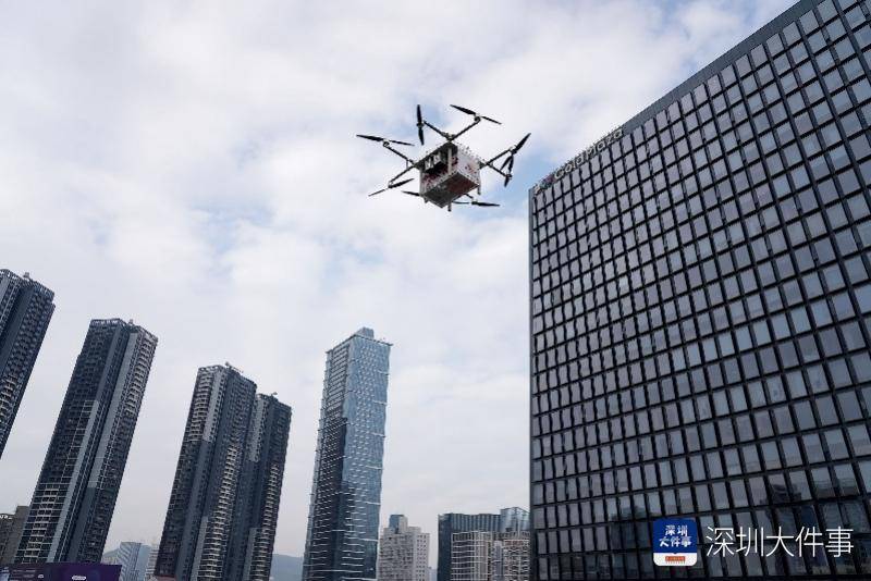 春节深圳低空风景线爆热:直升机游览、无人机外卖成新宠