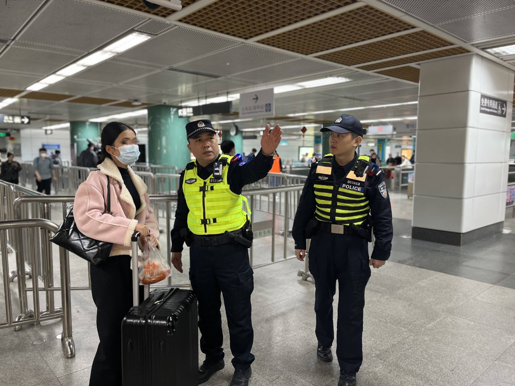 轨道交通分局民警在地铁站内巡逻(央广网发 深圳市公安局供图)加强