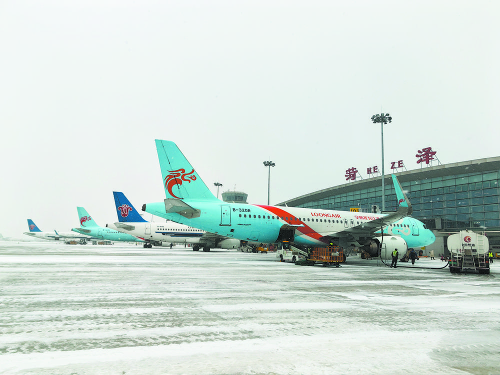 航班正常运行    公路机械除雪机场积极除雪中国菏泽网消息(记者