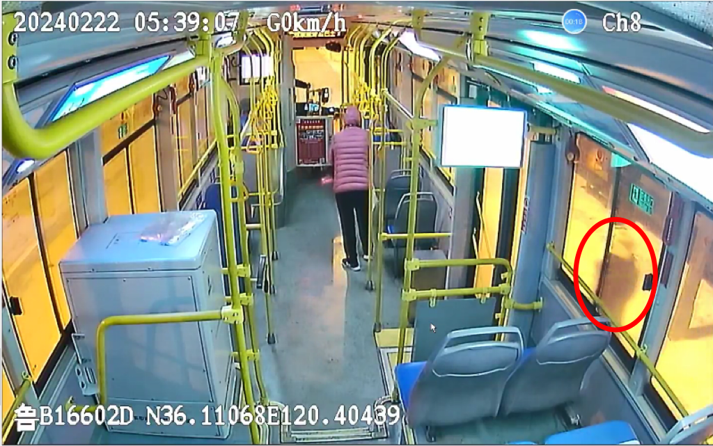 雪天清晨遇乘客赶车,崂山巴士司机耐心等待暖人心-齐鲁晚报网