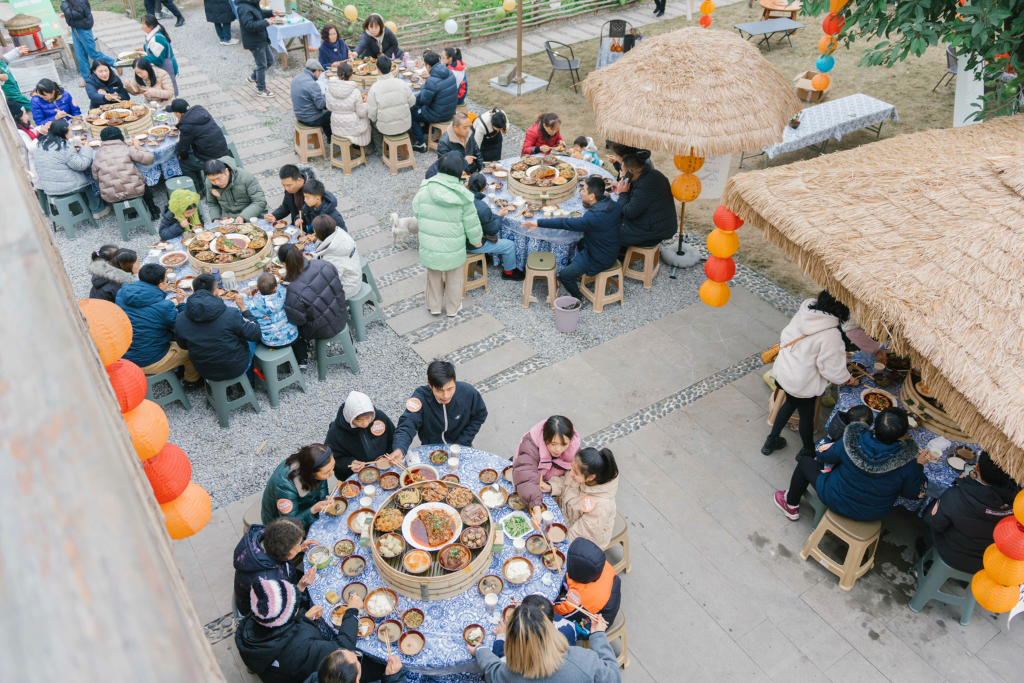 老厨掌勺,14道农家特色菜……2月25日,一场乡村柴火坝坝宴在重庆市