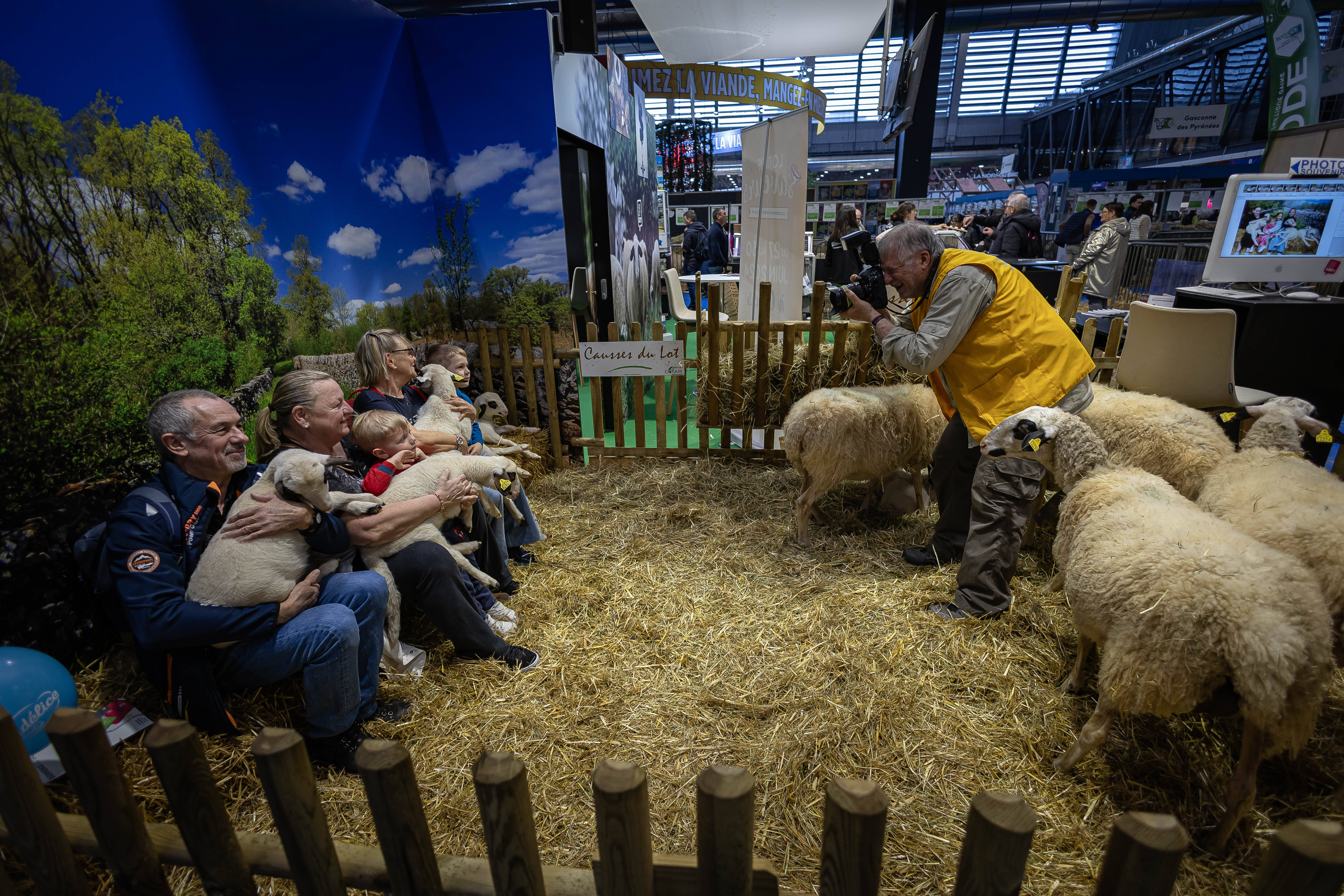 新华社发(奥雷利安·莫里萨尔摄)第60届法国国际农业博览会于2月24日