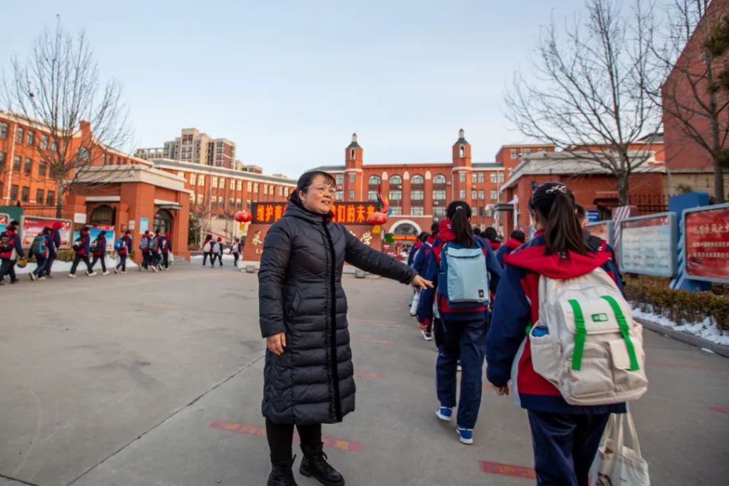 莱西市济南路中学校长麻少红迎接学生归校