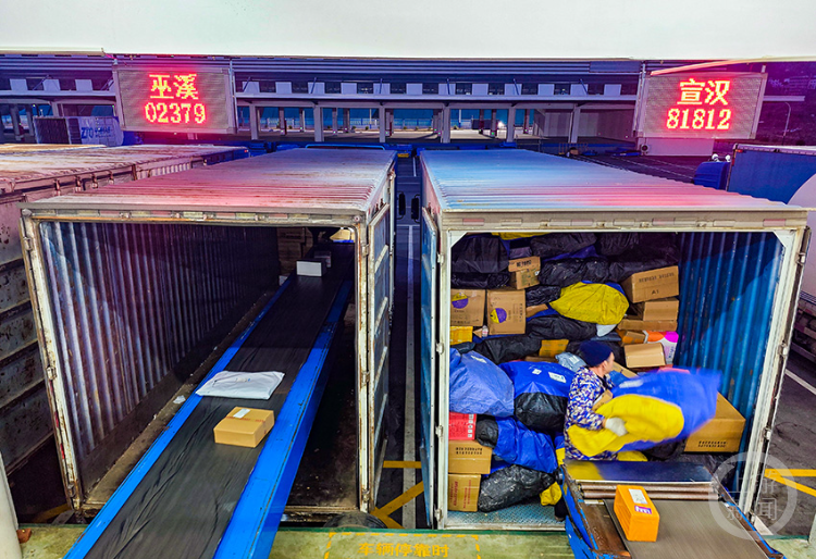 宽敞明亮的智能化分拣车间内,300多名工人在卸货区,装货区,集包区等