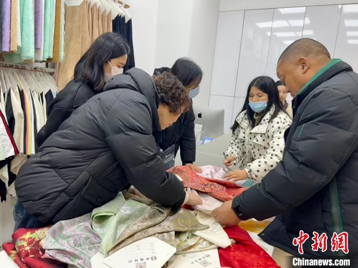 项菁 摄中国轻纺城服装面料市场内,马面裙等汉服面料区域吸引不少客流