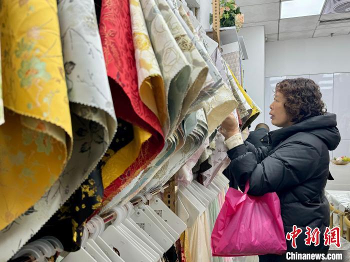 项菁 摄中国轻纺城服装面料市场内,马面裙等汉服面料区域吸引不少客流