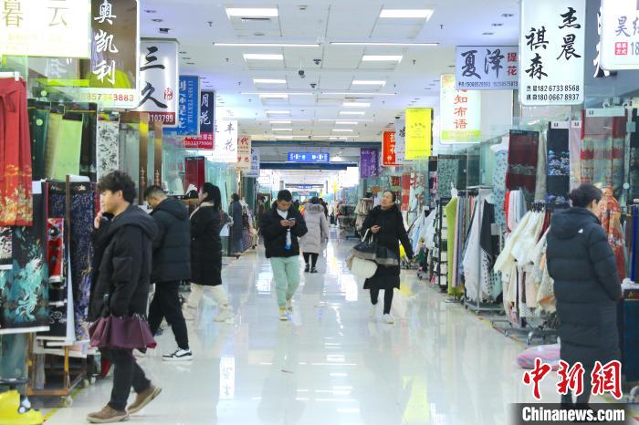 中国轻纺城服装面料市场内,马面裙等汉服面料区域吸引不少客流.