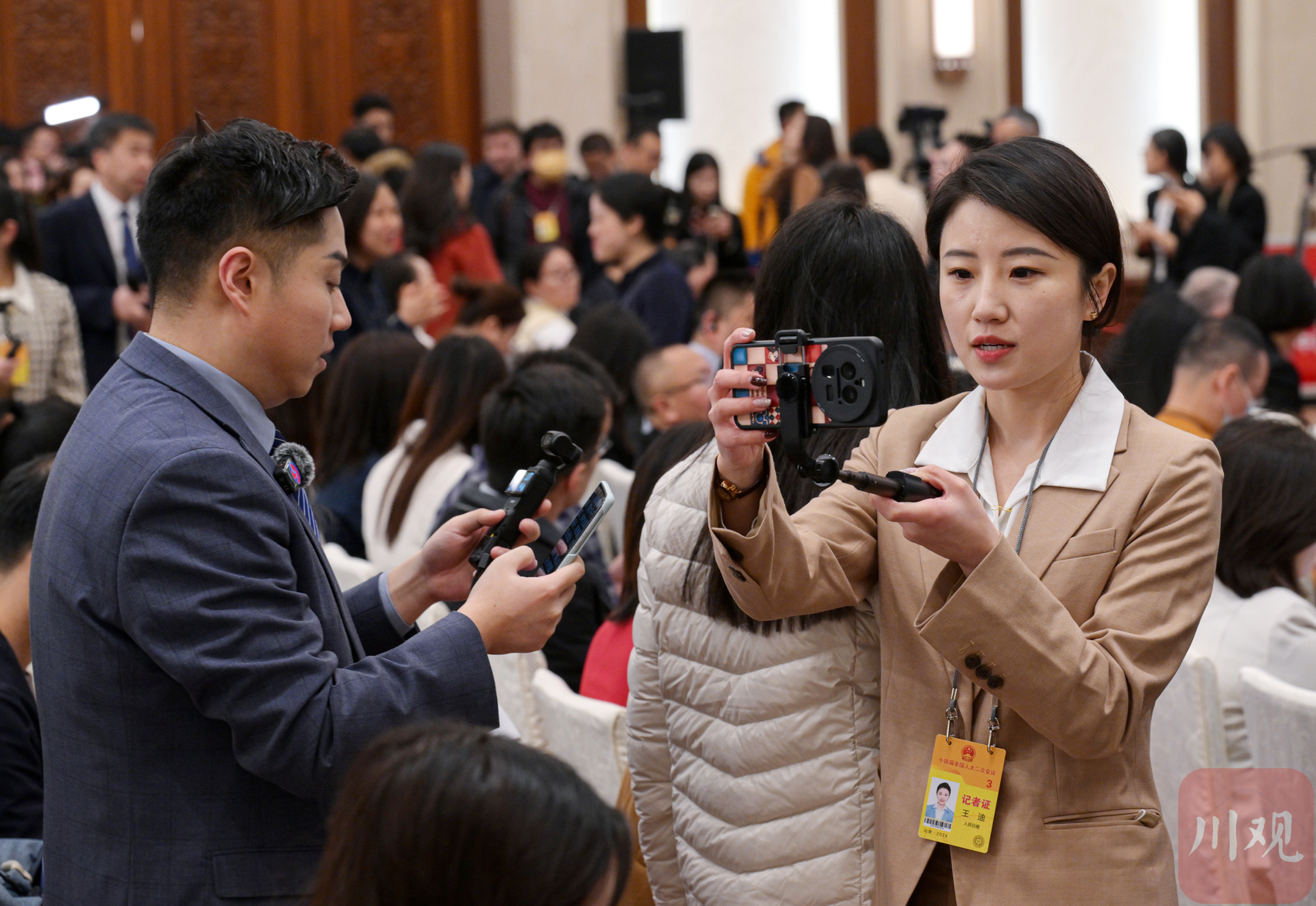 新闻发布会着装图片